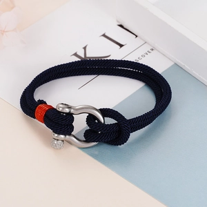 Geflochtenes blaues Nylonarmband für Herren mit Hufeisenschnalle aus rostfreiem Edelstahl