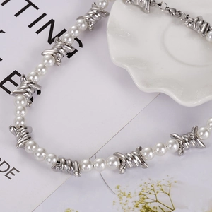 Primer plano del collar punk de perlas y espinas con cierre de langosta plateado