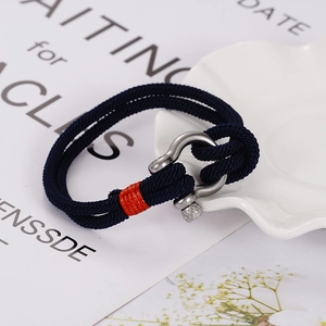 Dunkelblaues geflochtenes Armband mit silberner Hufeisenschnalle und orangefarbenem Detail