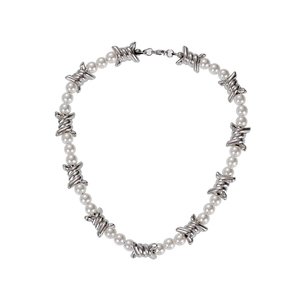 Collar punk con perlas blancas y eslabones de metal con diseño de espinas en fondo blanco