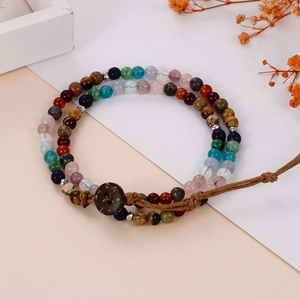 Boho-Armband aus Naturkristall-Perlen, zweilagig gewebt mit brauner Kordel und Holzknopf