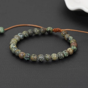 Detail van een handgeweven turkoois stenen armband met natuurlijke minerale texturen