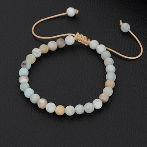 Detail van handgemaakte boho turkooizen kralenarmband met verstelbaar koord