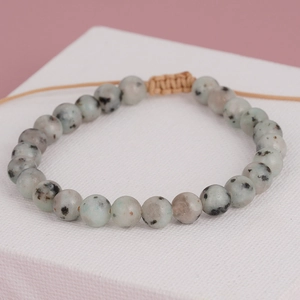 Handgemaakte boho kralenarmband van natuursteen met verstelbaar gevlochten trekkoord