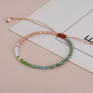 Detailansicht eines handgefertigten Boho-Perlenarmbands mit bunten Steinen und Webkordel