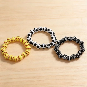 Detail van verstelbare kralenarmbanden met motieven van honkbal, voetbal en basketbal