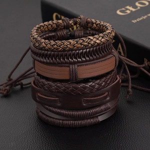 Detail von mehrlagigen geflochtenen Lederarmbändern in Dunkelbraun mit rustikaler Textur