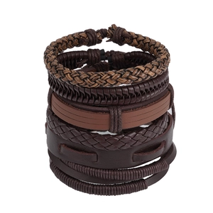 Mehrlagiges Set aus braunen geflochtenen Lederarmbändern im Punk- und Boho-Stil