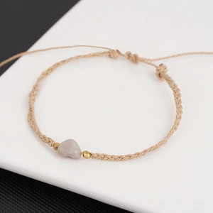 Bracciale intrecciato beige fatto a mano con pietra a cuore grigia e perline oro su base