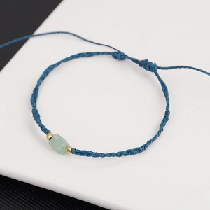 Bracciale regolabile in corda blu scuro con pietra naturale verde e sfere dorate