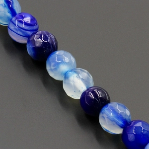 Macro di perline di agata blu sfaccettate con strisce naturali per creazione di gioielli