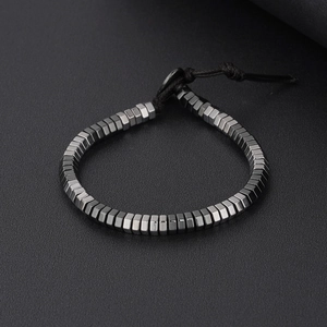 Minimalistisches Hämatit-Armband mit dunkelgrauen Sechskantperlen und schwarzer Kordel