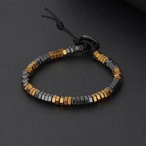 Industrielles Hämatit-Armband mit sechseckigen Perlen in Gold und Gunmetal-Grau