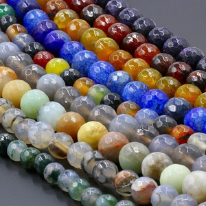 Primo piano di perle sfaccettate in agata venata di drago colorata per gioielli fai-da-te