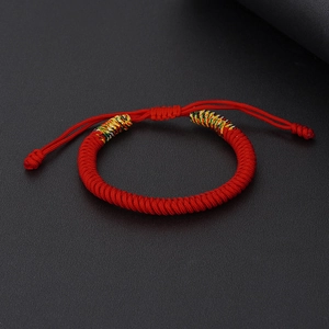 Pulsera roja artesanal del Festival del Bote del Dragón con nudos Vajra de colores