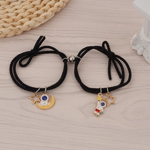 Magnetische astronauten armbanden voor koppels met ster hangers op zwart touw