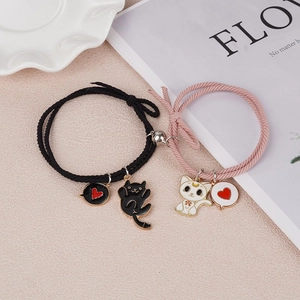 Magnetische armbanden voor koppels met schattige katten en rode hartvormige hangers