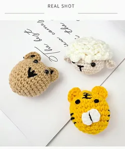 Detailaufnahme handgefertigter Häkeltierköpfe mit Bären Schaf und Tiger Designs aus Wolle