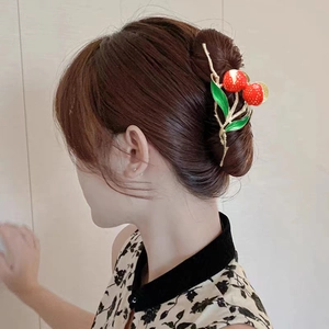 Pince à cheveux fraise exquise avec pendentif rouge et feuille verte pour l'été