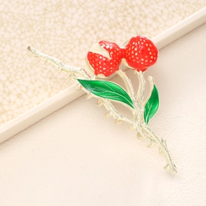 Pince à cheveux fraise rouge exquise avec détails en alliage doré et feuilles vertes