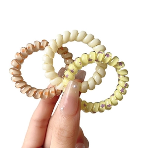 Ensemble de trois élastiques spirales pour cheveux avec motifs à pois et étoiles colorés