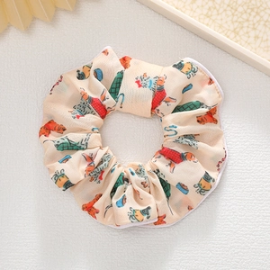 Vue détaillée d'un chouchou floral avec motifs de chiens mignons sur tissu beige