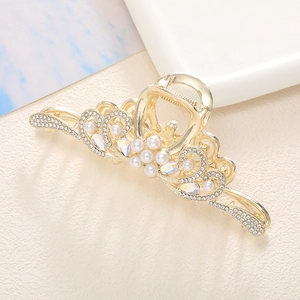 Elegante pinza de pelo de metal dorado con pedrería y perlas blancas para mujer