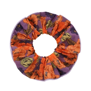 Chouchou floral violet avec motifs de fleurs orange et texture de tissu souple