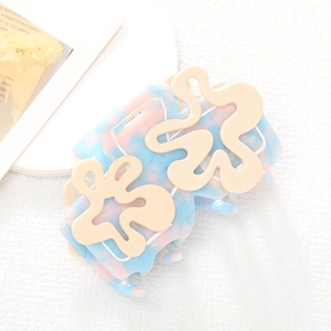 Pince à cheveux fleur Matisse avec texture marbrée bleue et rose pour une coiffure élégante