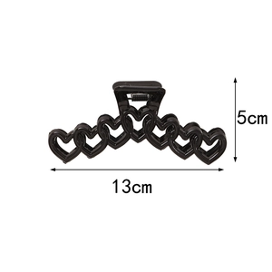Dimensions détaillées d'une pince à cheveux noire en forme de cœur mesurant 13 cm