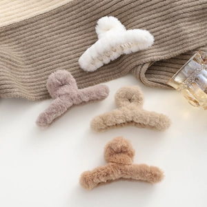 Pinze per capelli in peluche bianco e kaki per acconciature autunnali e invernali