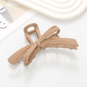 Pince à cheveux nœud élégante en kaki mat avec esthétique minimaliste sur fond blanc
