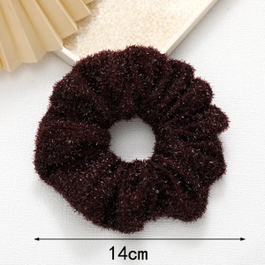 Chouchou pailleté bordeaux de 14cm sur un support élégant en pierre minimaliste