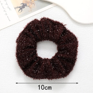 Détail d'un chouchou bordeaux de 10 cm avec fils argentés brillants et texture douce