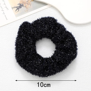 Détail montrant la haute élasticité et les fibres métalliques du chouchou noir de 10cm