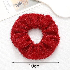 Détail d'un chouchou rouge pailleté montrant le tissu tissé et le diamètre de 10cm