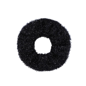 Gros plan sur le chouchou noir oversize avec fils brillants et tissu pelucheux élastique