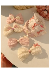 Dettaglio di fiocchi per capelli in pizzo rosa con perle in stile vintage francese
