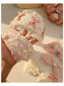 Dettaglio di elastico per capelli in pizzo rosa e bianco in delicato tessuto organza