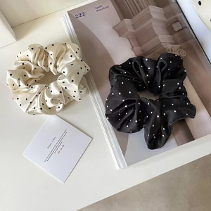 Lot de deux chouchous en satin à pois crème et noir pour des coiffures élégantes