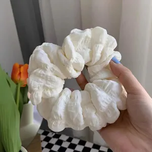 Eleganter weißer Scrunchie im Sahne-Puff-Stil aus hochwertigem strukturiertem Stoff