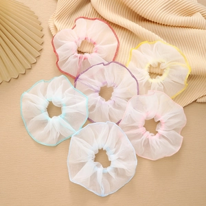 Lot de six chouchous en organza transparent avec des bords cousus de couleurs vives