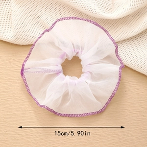 Détail d'un chouchou en maille blanche de 15 cm avec bord violet et haute élasticité