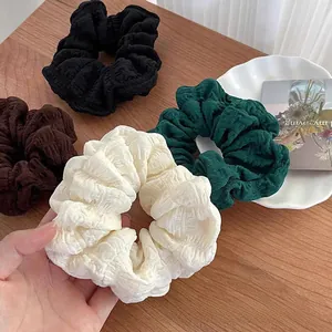 Set aus vier strukturierten XXL-Haargummis in Schwarz, Braun, Grün und Cremeweiß