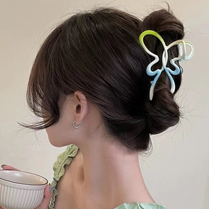 Pince à cheveux papillon dégradée pour coiffures élégantes en chignon bas