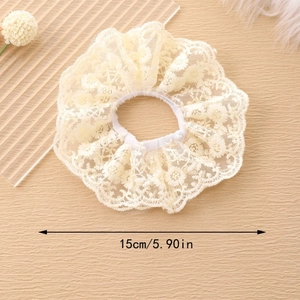 Dettaglio dell'elastico scrunchie in pizzo da 15cm con ricami floreali eleganti