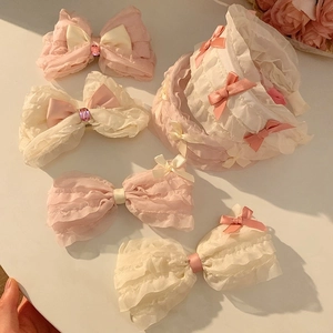 Fermagli e cerchietti in pizzo rosa e crema stile balletto con accenti di cristallo