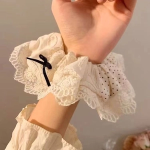 Dettaglio dell'elastico in pizzo francese con fiocco nero in elegante colore bianco crema