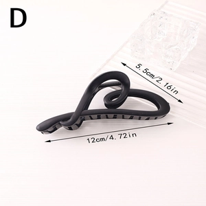 Matte black heart-shaped hair claw clip with 12cm length and 5.5cm height measurements