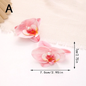 Vue détaillée de la pince à cheveux orchidée avec dégradé rose et perle au centre